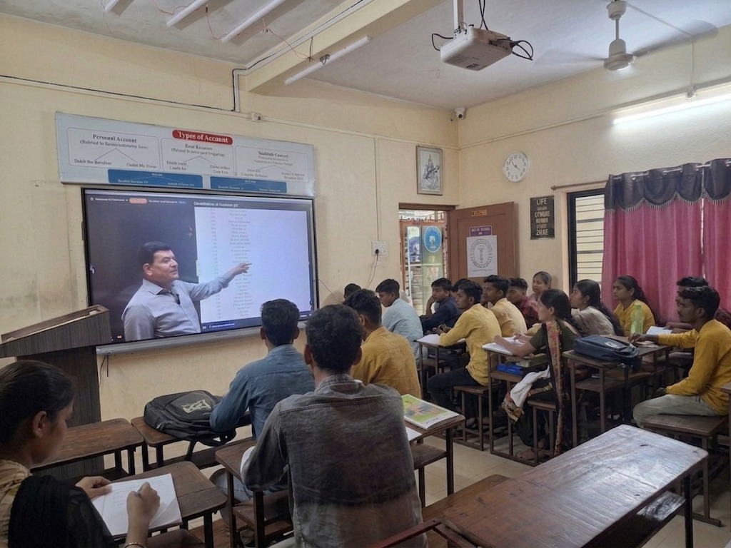 MAC Management Academy Classroom - Student Experience 20